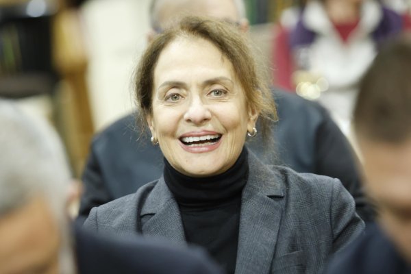 Надежда Нейнски е предложена за служебен министър на външните работи в кабинета &bdquo;Гюров&ldquo;. От 1 декември 1991 г. до 30 декември 1992 г. е говорител в правителството на Филип Димитров и ръководител на пресцентъра на Министерския съвет (МС). От 1995 г. е избрана за заместник-председател на СДС, а на 10 март 2002 г. &ndash; за председател на вече единната партия СДС.
От 21 май 1997 до 5 юли 2001 г. заема поста министър на външните работи в правителството на Иван Костов.
От февруари 1999 до 31 март 2006 г. Надежда Нейнски е заместник-председател на Европейската народна партия, част от Европейския парламент. Тя е първият източноевропейски политик, заемащ този пост.
Надежда Нейнски е депутат в 37-ото и 38-ото Народно събрание (1995 &ndash; 21 май 1997), в 39-ото и 40-ото Народно събрание (5 юли 2001 &ndash; 23 юли 2008), а в периода от 23 юли 2008 до 25 юни 2009 г. е заместник-председател на Народното събрание
